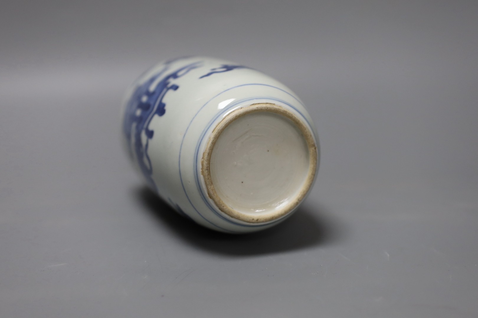 A Chinese blue and white ‘Antiques’ vase, 19.5 cms high.